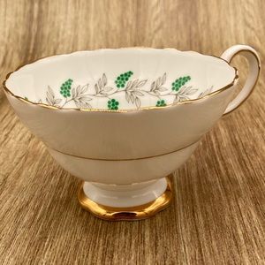 VINTAGE CROWN STAFFORDSHIRE fine bone china  mare England.